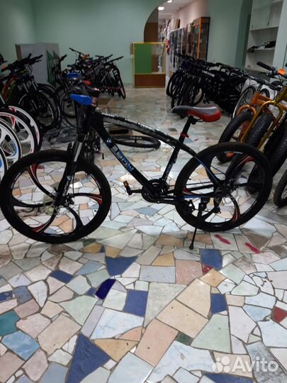 Велосипед на литых дисках чёрный на чёрном