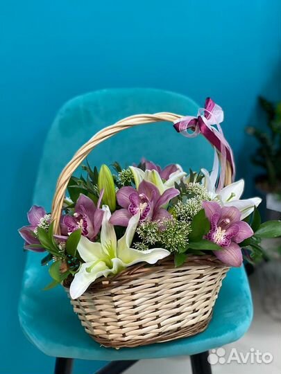 Цветочная композиция Лилии и орхидея в корзине
