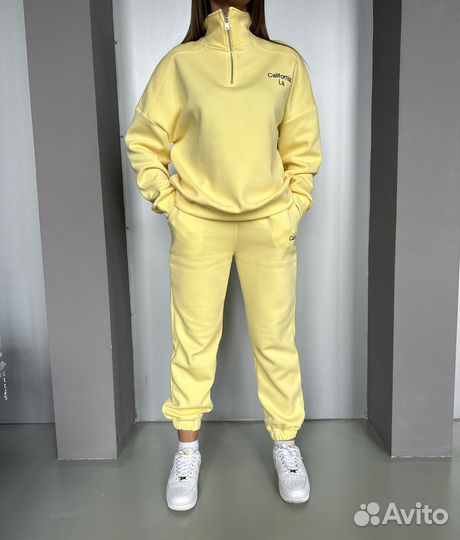 Спортивный женский костюм