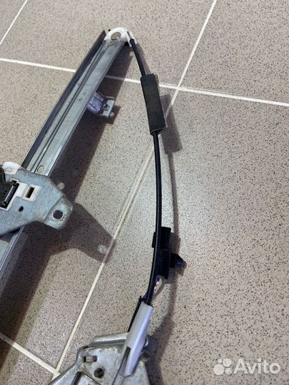 Стеклоподъемник задний левый Isuzu Bighorn 1994 г