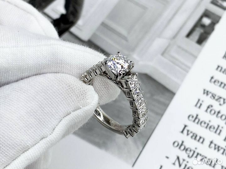 Золотое кольцо с бриллиантом 750 проба