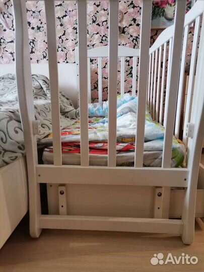 Детская кроватка с продольным маятником