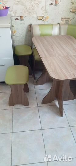 Кухонный уголок со столом и стульями