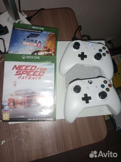 Xbox One s 1tb с играми и 2 геймпадами