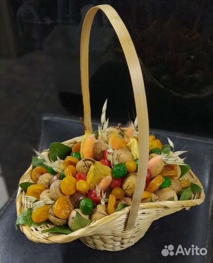 Букет из орехов и сухофруктов в корзине