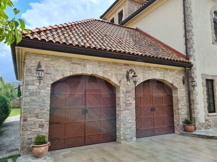 Дом 689,5 м² на участке 11 сот.