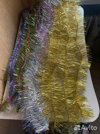 Ёлочные игрушки и мишура