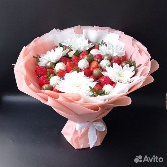 Букет из свежей клубники и конфет Рафаэлло