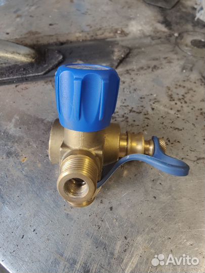 Вентиль заправочный метан Tomasetto