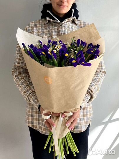 Букет из ирисов и полевых ромашек