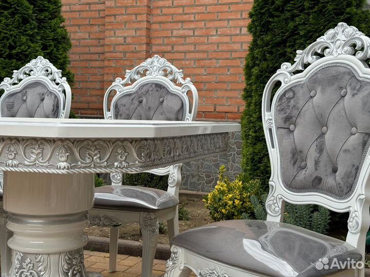 Стол и стулья