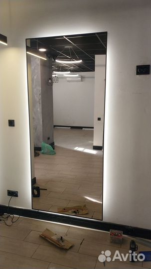 Зеркало с подсветкой в черной раме в размер