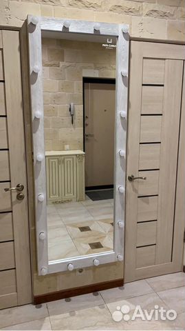 Гримерное зеркало с лампочками