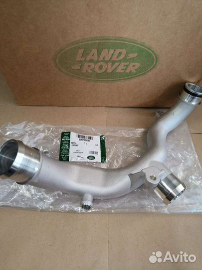 Патрубок системы охлаждения LR090630 оригинал новы