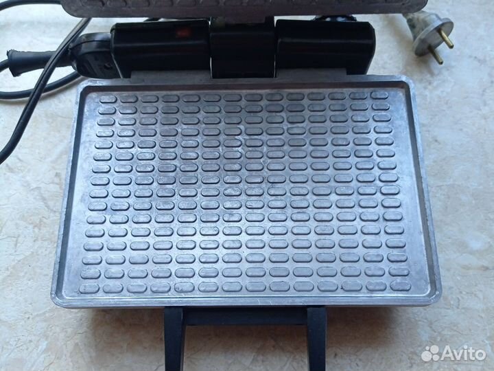Электрическая вафельница из СССР