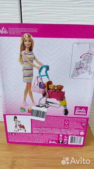 Кукла Барби на прогулке со щенками