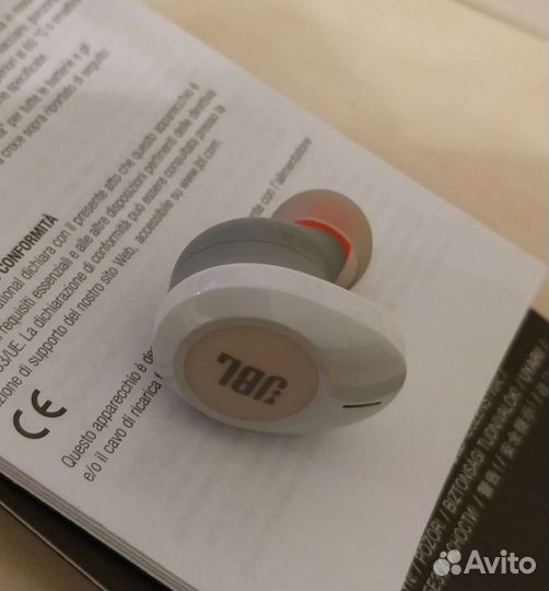 Jbl один наушник