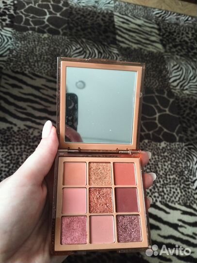 Палетка теней huda beauty