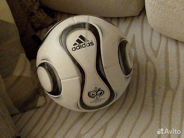 Футбольный мяч adidas teamgeist