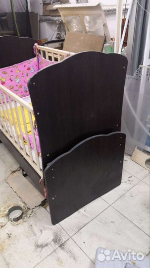 Детская кроватка с маятником и ящиком