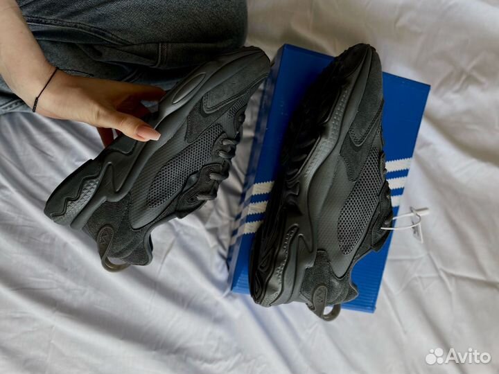 Кроссовки adidas ozweego серые