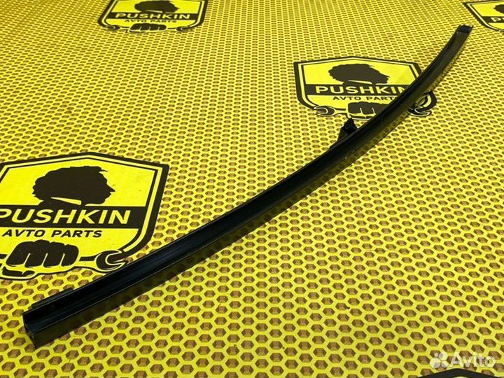 Направляющая стекла двери салазка задняя левая