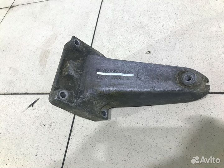 Кронштейн двигателя