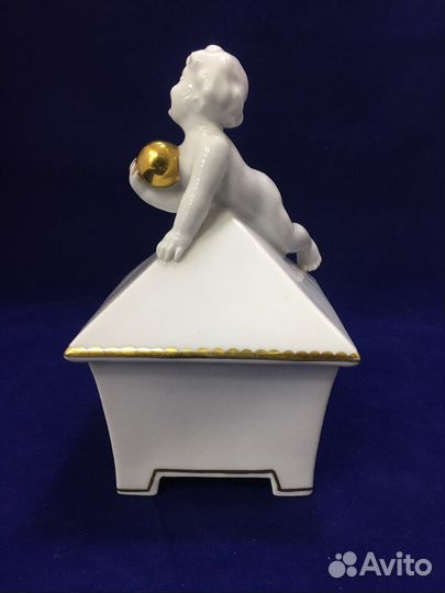 Старинная шкатулка Путти с мячом Германия фарфор