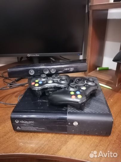 Xbox 360e 250GB + 5 игр