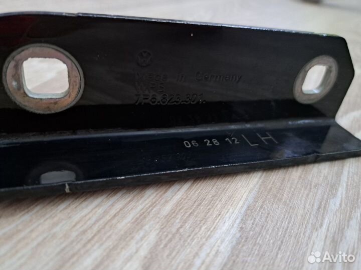 Петля капота левая Volkswagen Touareg 7P6823301