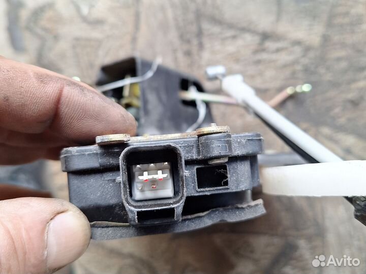 Замок двери kia sportage 1 задний правый