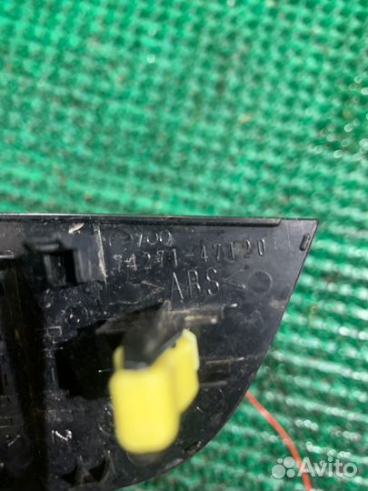 Кнопка стеклоподъемника задняя правая Toyota Prius