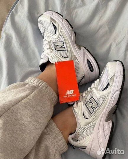 Кроссовки New Balance 530, белые носки в подарок