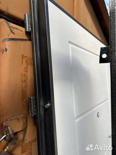 Дверь входная металлическая от застройщика