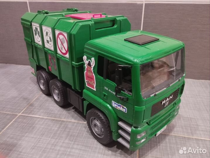 Мусоровоз Bruder