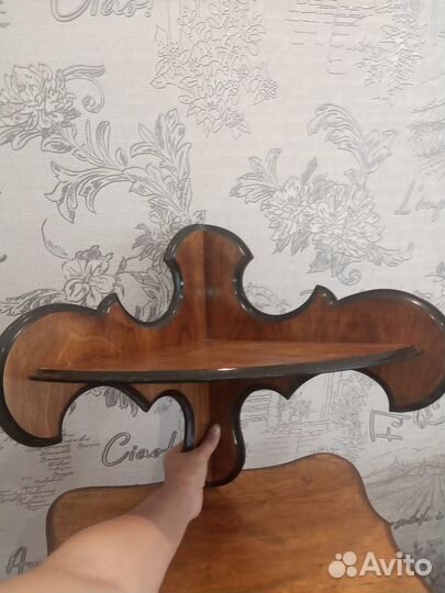 Деревянные уголок и вешалка