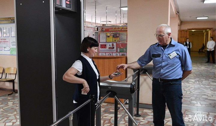 Охранник в день на вход в начальную школу