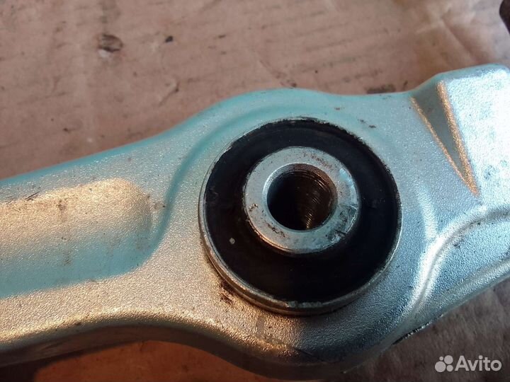 Рычаг передний нижний левый Volkswagen Passat B5