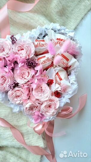 Композиция с конфетами рафаэлло и цветами