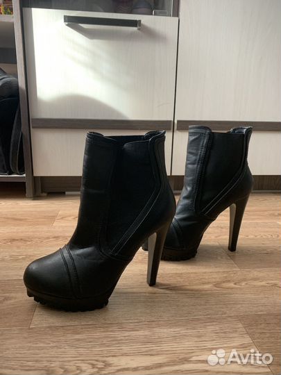 Ботильоны на высоком каблуке