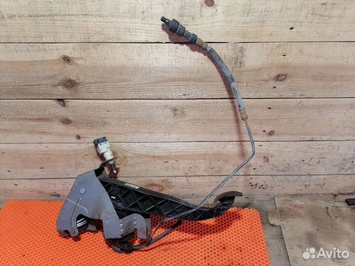 Педаль сцепления Volkswagen Caravelle