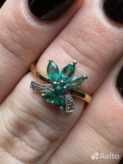 Золотое кольцо с изумрудами и бриллиантами
