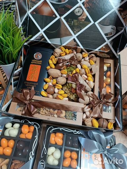 Подарок директору, коллеге: орехи, мёд, чай