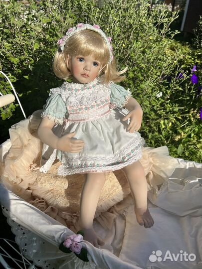Коллекционная фарфоровая кукла