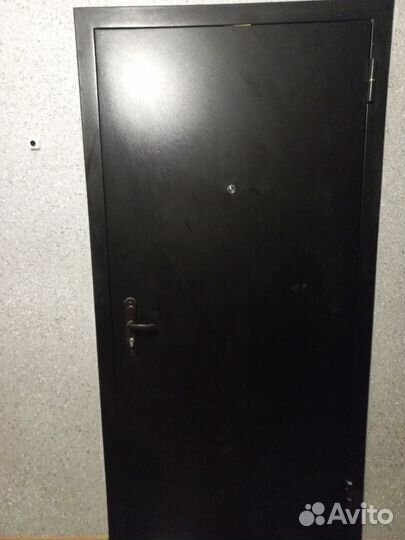 Входная железная дверь