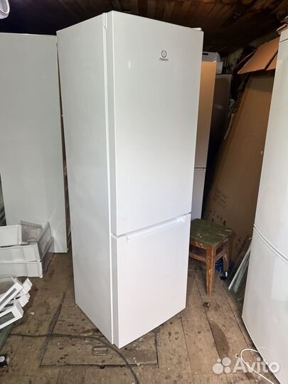 Холодильник Indesit