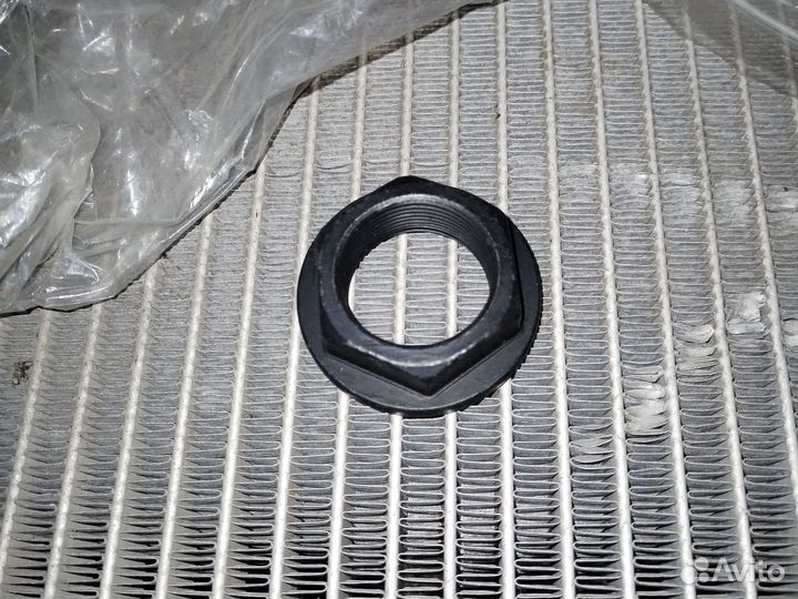 Гайка передней ступицы Toyota prado 150