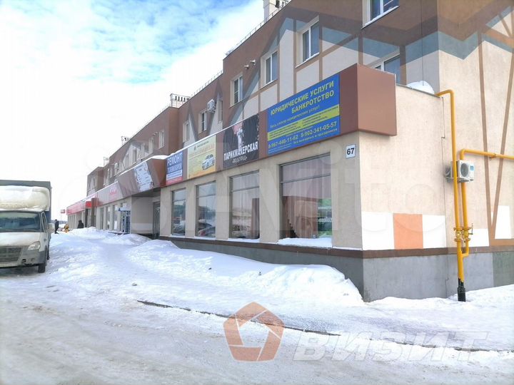 Торговое помещение с витражами и большой парковкой