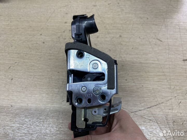 Замок двери передней правой Toyota Rav4 XA50