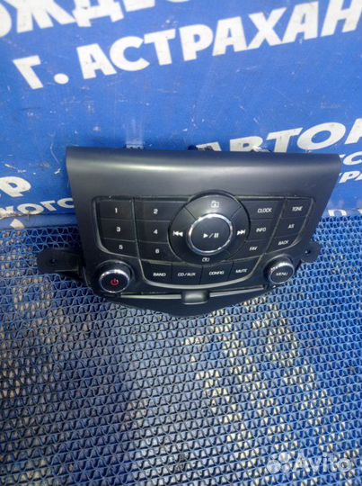 Панель управления магнитолой Chevrolet Cruze седан